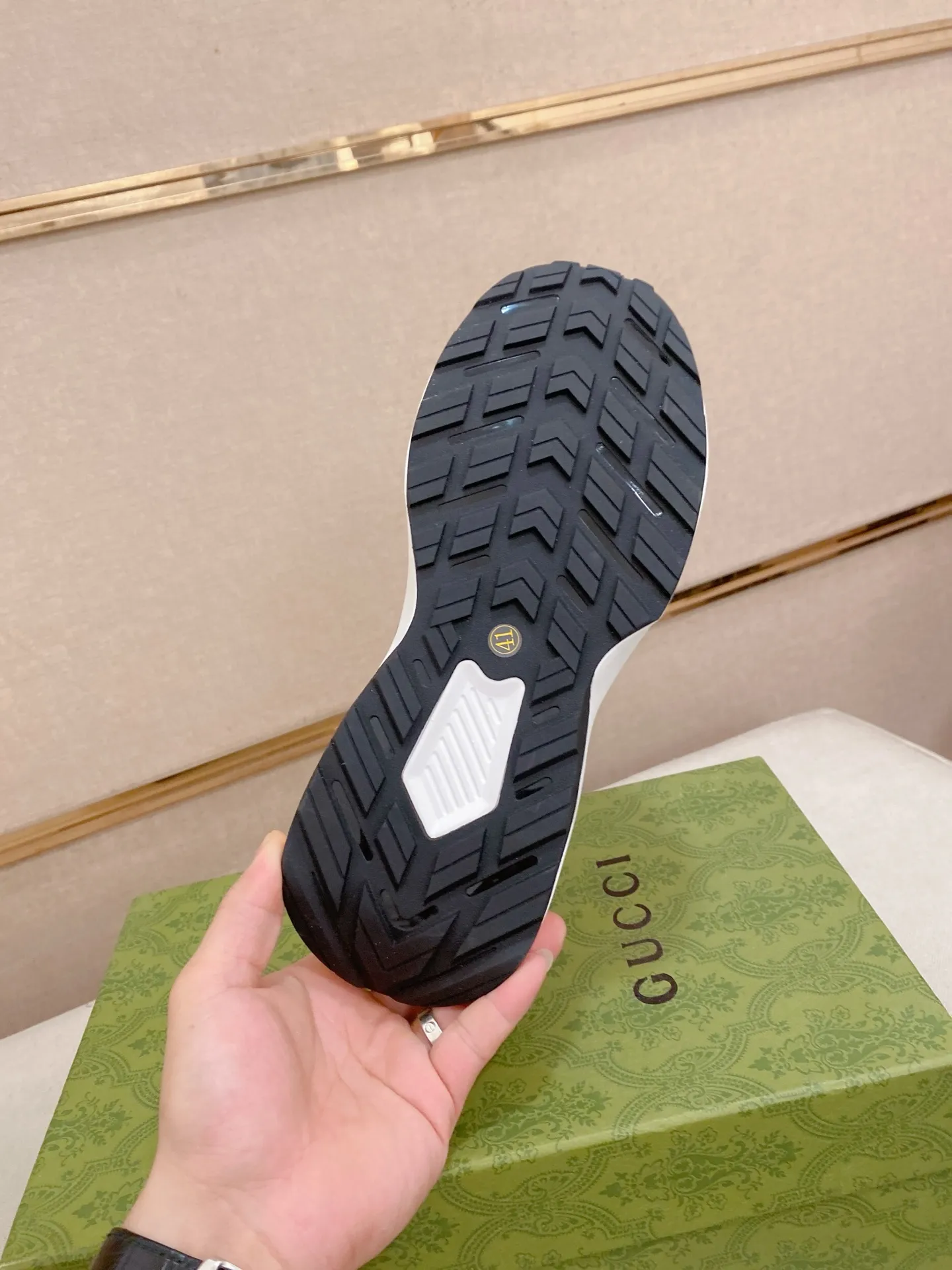 Factory price 462💰New GUCCI (Gucci) counters are launched simultaneously, new men's shoes, 😘fabrics are selected imported cowhide, lining: sheepskin lining. 👍🏿 High-end ☄️ air-cushion molded anti-slip rubber outsole, exquisite lines, simple and elegant, comfortable and high-end for leisure travel. Code number: 38 to 44 (45 can be customized and cannot be returned or exchanged)